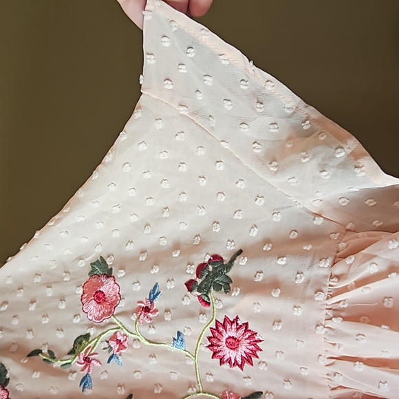 Blouse/dress size L.. I ❤️JOAN...PEACH WITH EMBROIDERED FLOWERS ON TOP - Picture 5 of 12